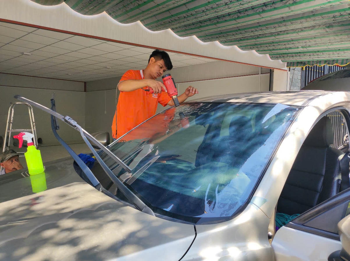 Phim cách nhiệt giá rẻ: Giải pháp chống nóng tiết kiệm cho ô tô Dán phim cách nhiệt giá rẻ cho ô tô tại Dĩ An